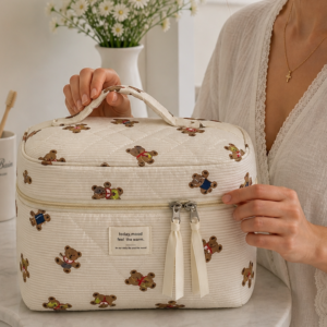 Femme avec trousse de toilette Vanity ourson