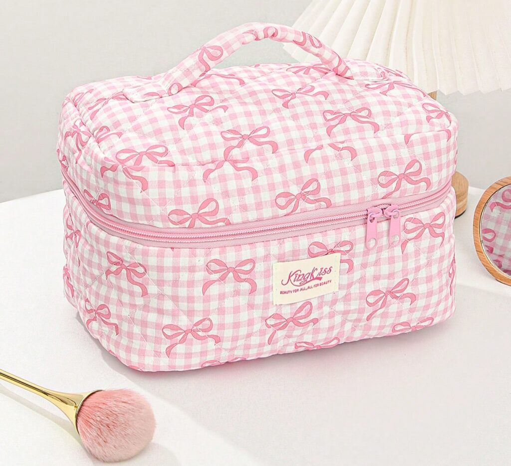 Grande vanity matelassée losanges à motif nœuds roses sur fond vichy rose et blanc.