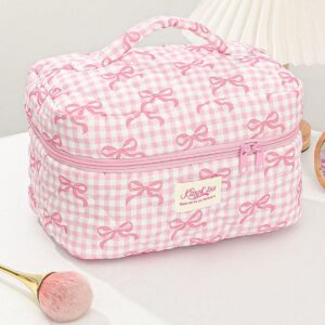 Grande vanity matelassée losanges à motif nœuds roses sur fond vichy rose et blanc.